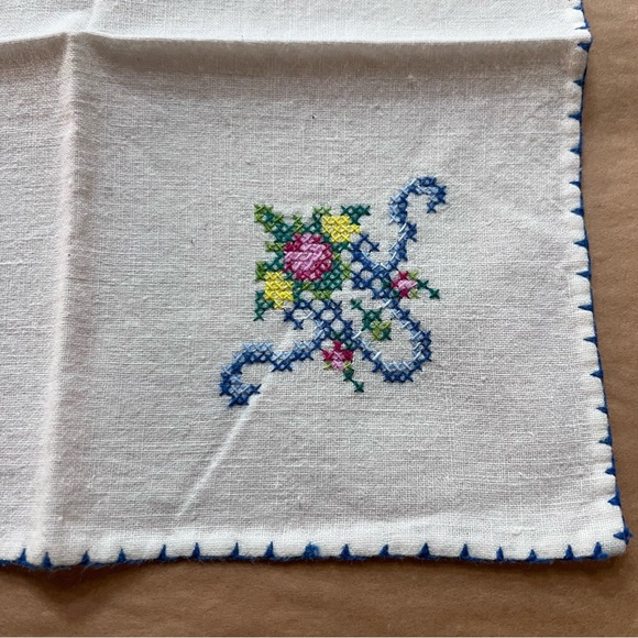 Vintage Set of 6 Hand Embroidered napkins, 2 different compatible designs - Picture 7 of 12